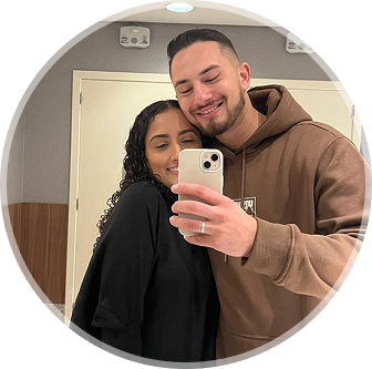 foto de rafaela e vinicius sorrindo com celular na mão